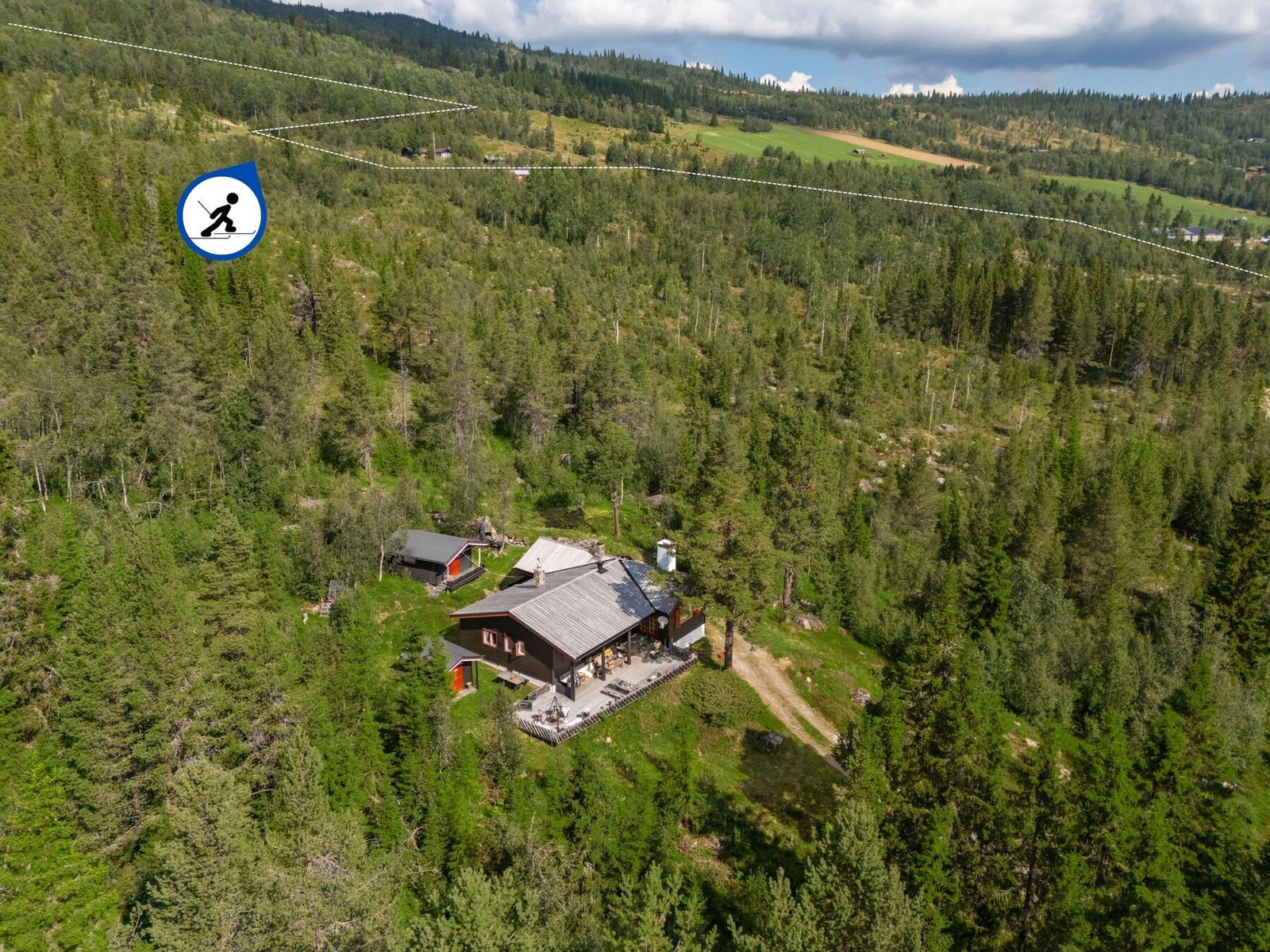 Skiløype like ved hytta. Området byr på flotte turmuligheter, både på beina, med ski og på sykkel. Galleribilde