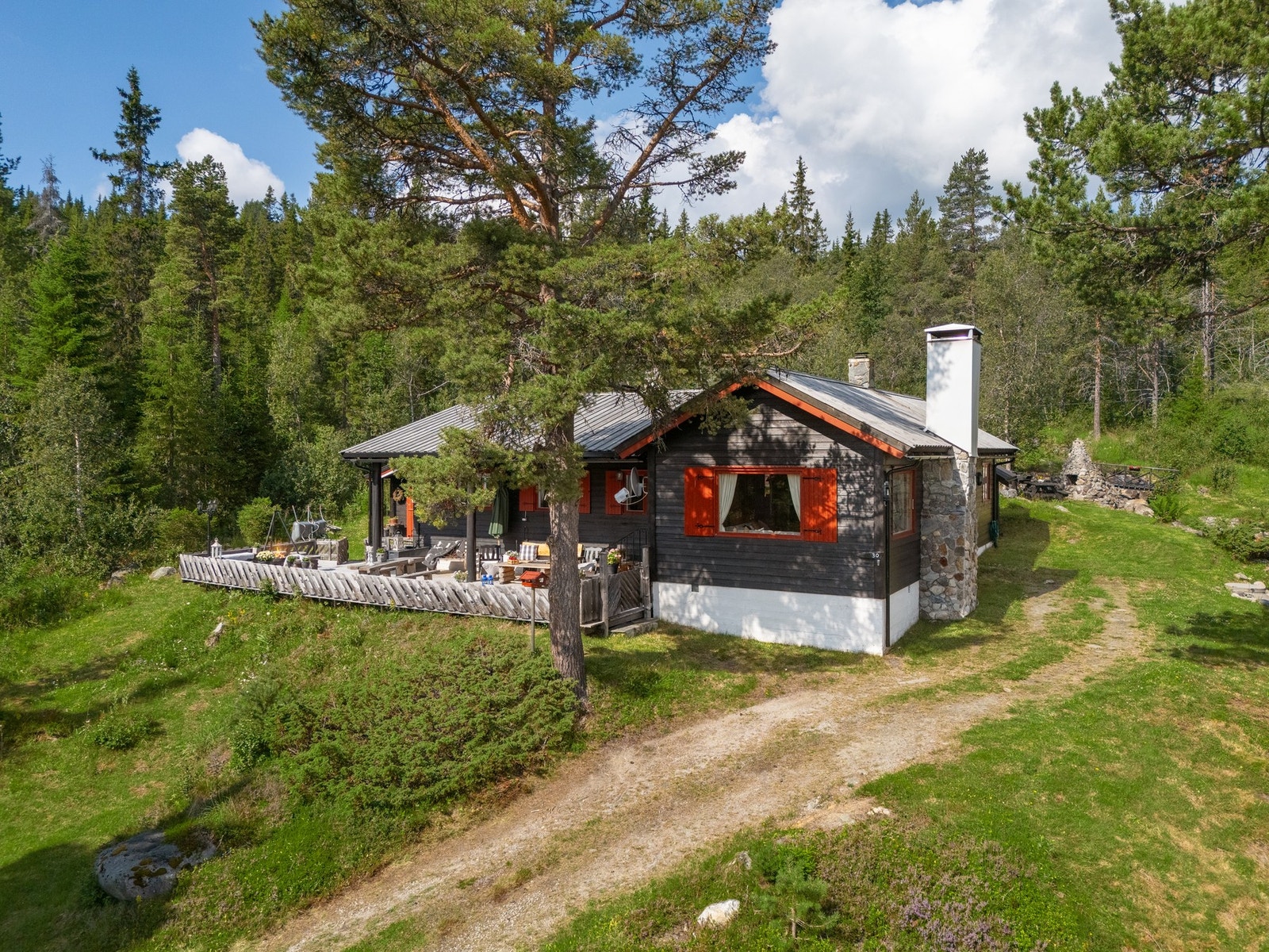 Flott hytte i naturskjønne omgivelser, omgitt av frodig skog. Perfekt for friluftsentusiaster som søker ro og idyll. Galleribilde