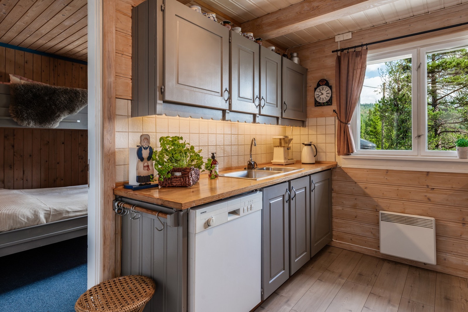 Frittstående hvitevarer som komfyr, oppvaskmaskin og kjøl-/fryseskap Galleribilde