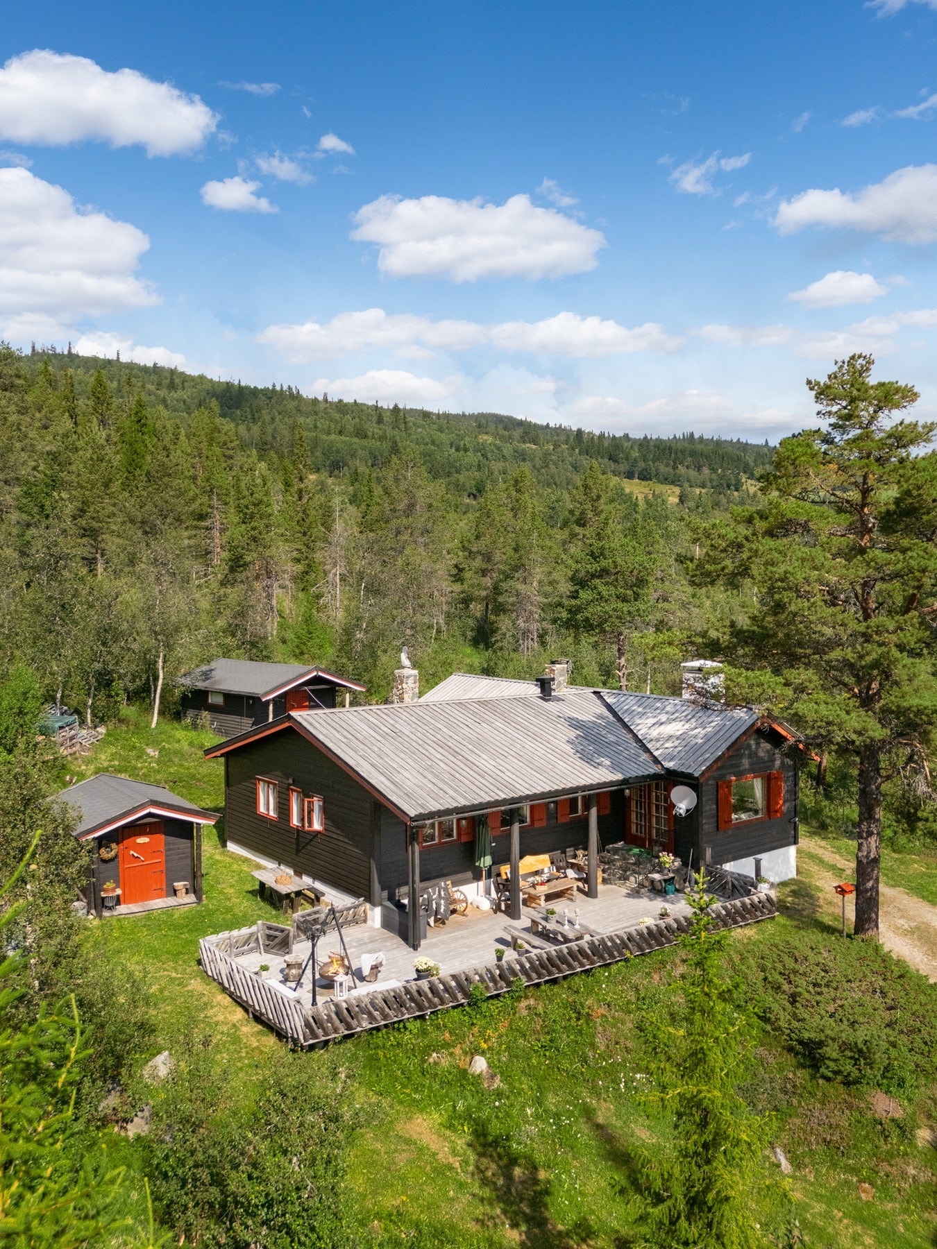 Hytta ligger usjenert og koselig til. Galleribilde