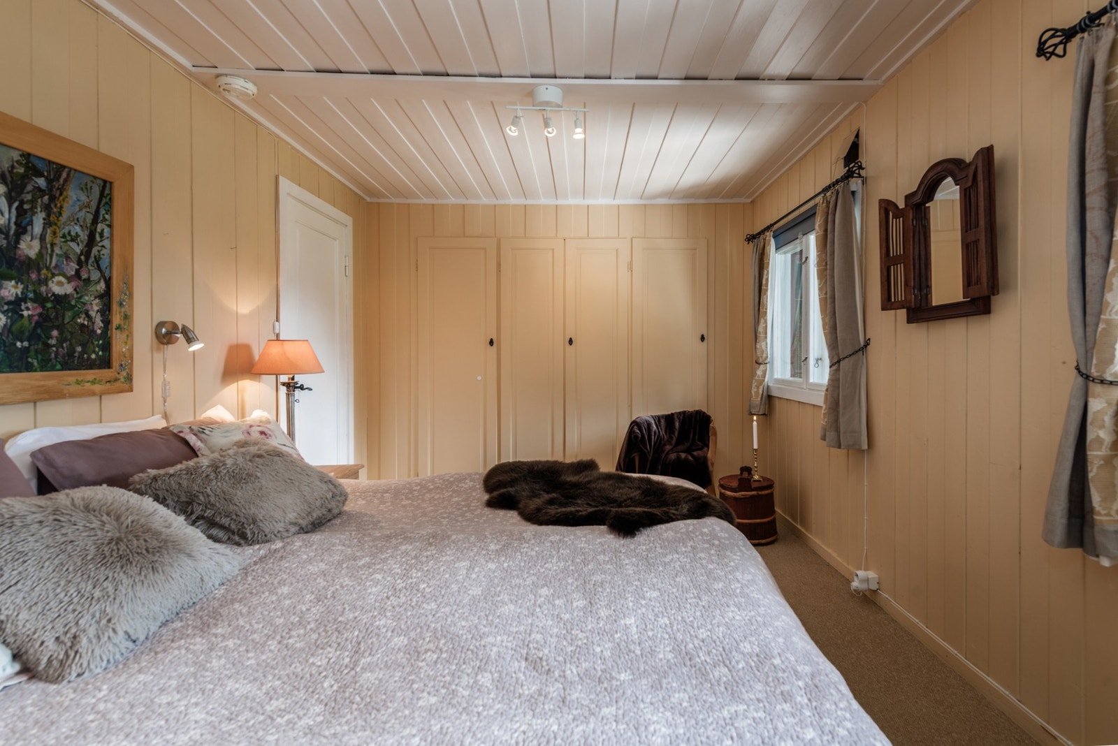 Godt med garderobeplass i plassbygde skap. Galleribilde