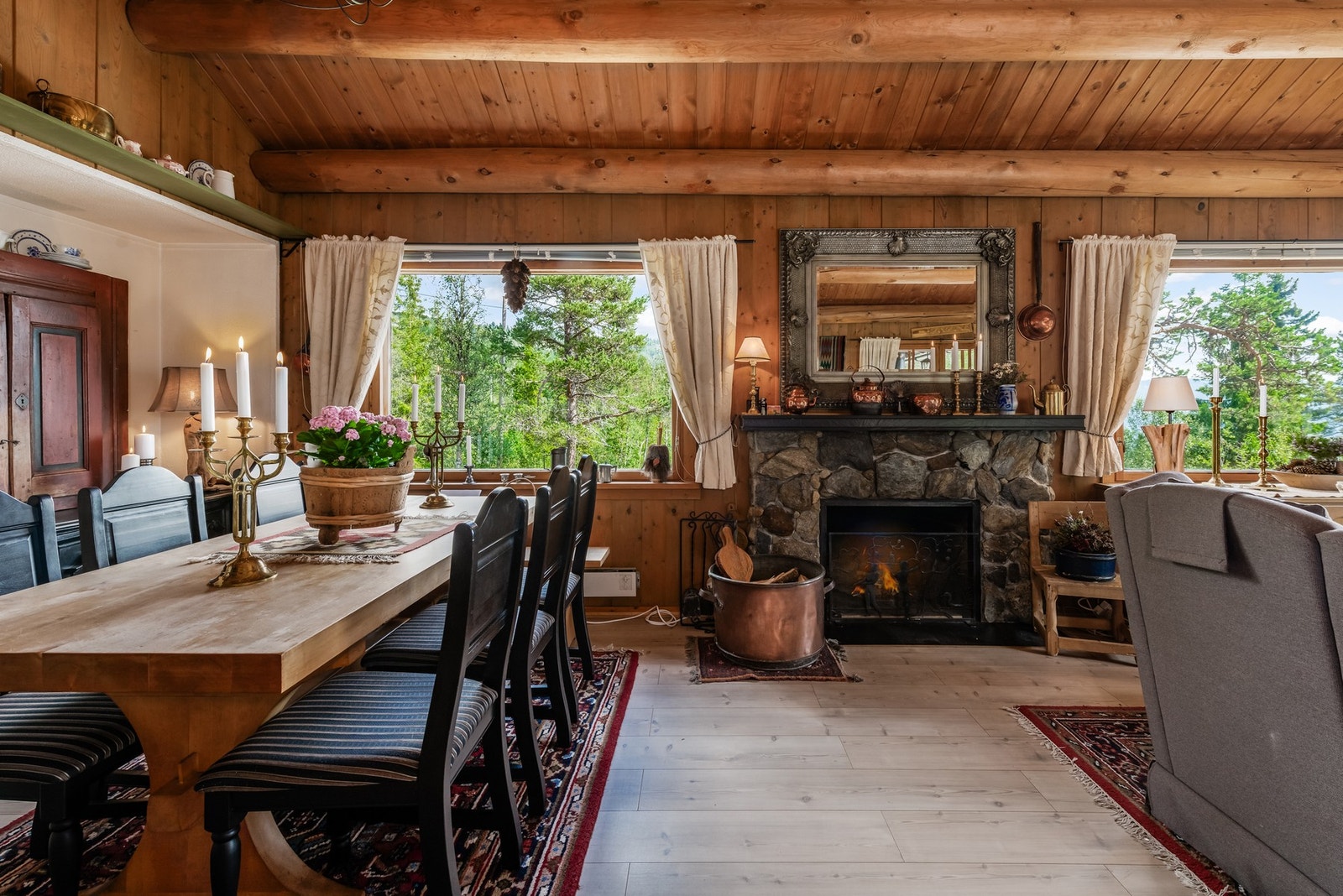 Den flotte natursteinspeisen troner som et møbel i rommet, og gir god varme Galleribilde