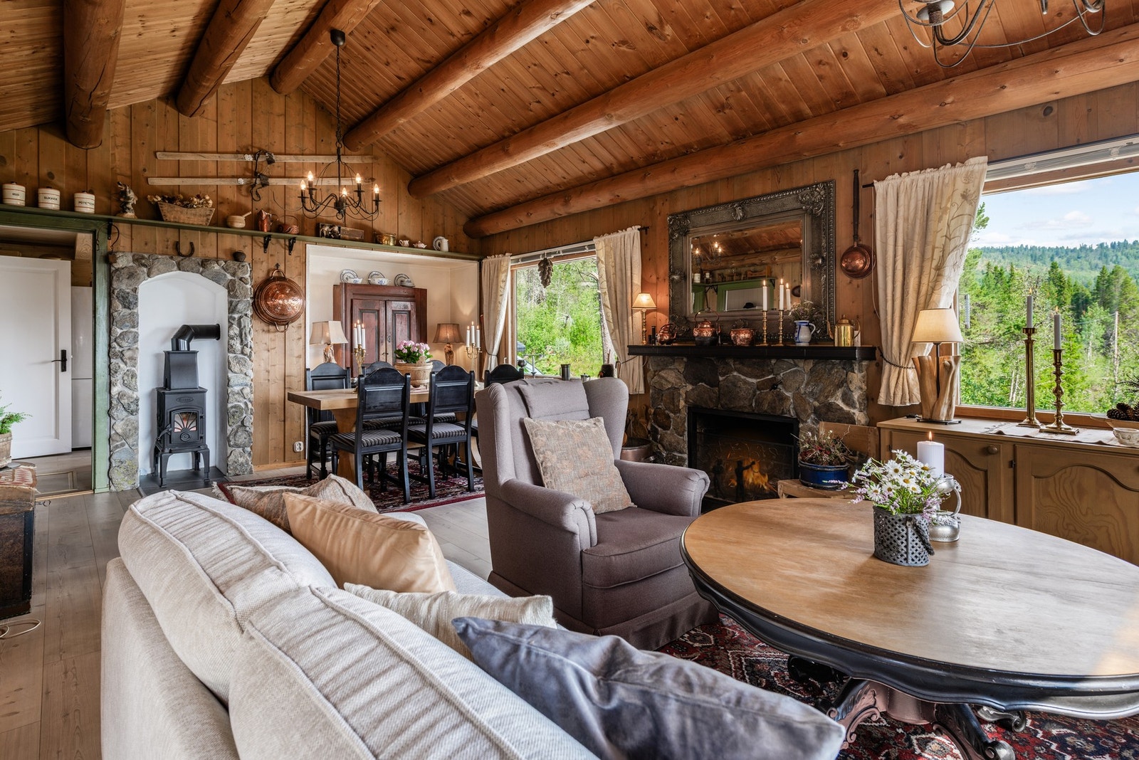 Flott stue/spisestue med røstet tak. Galleribilde