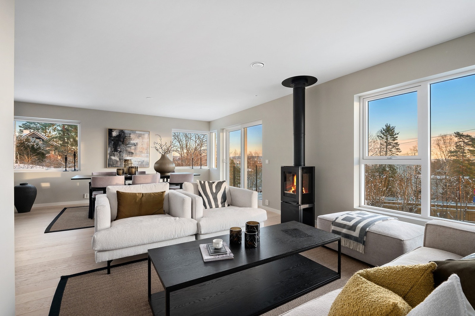 Store vinduer gir en lys og luftig stue. Galleribilde