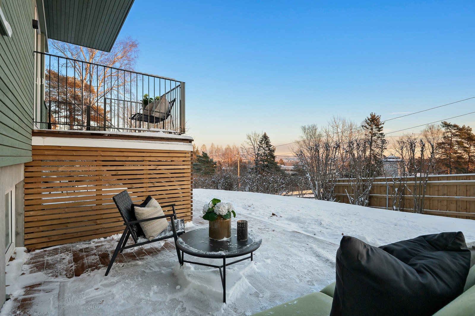 Åpent og fin utsikt fra markterassen/hagen. Galleribilde