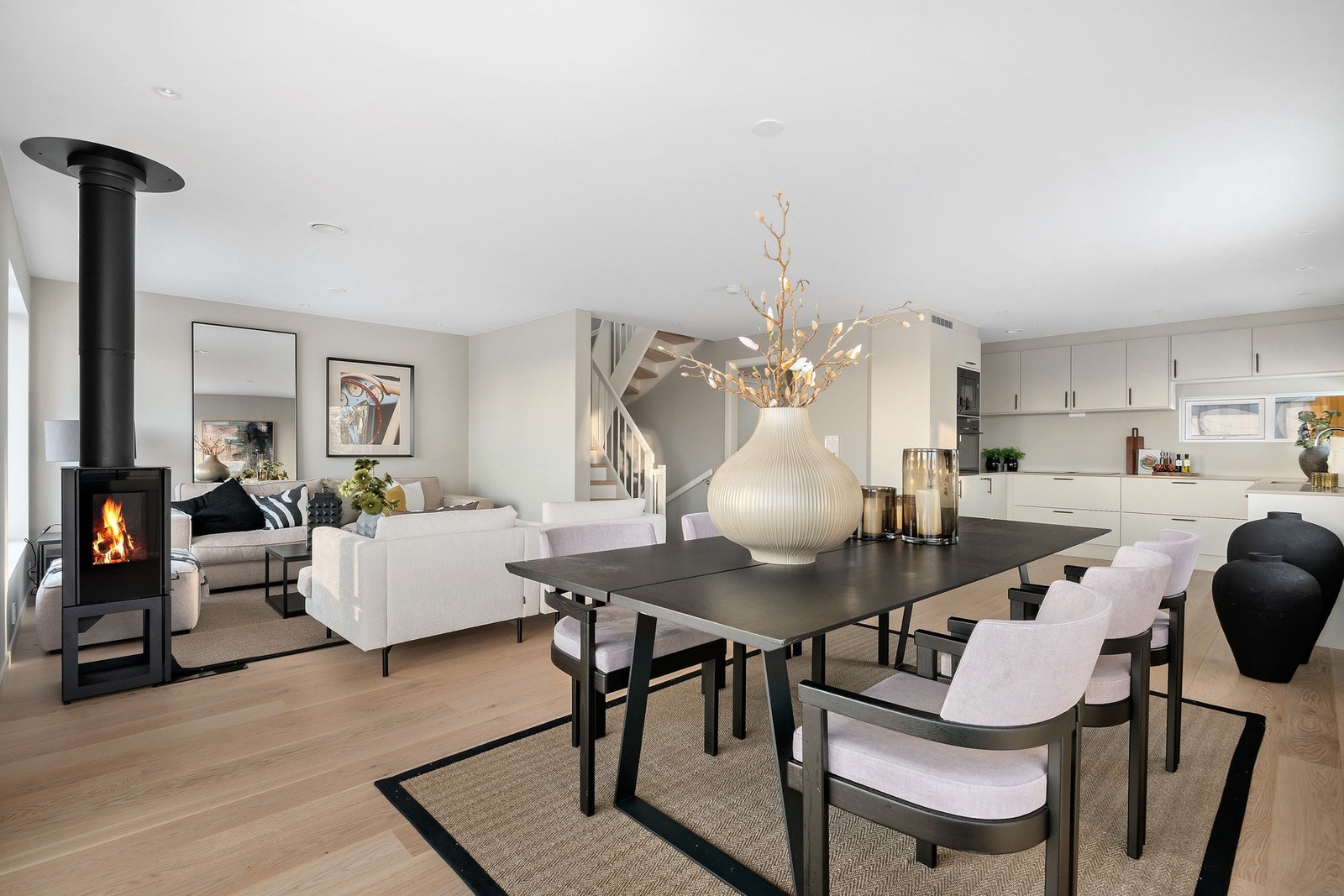 Spisegruppe i tilknytning til kjøkkenet. Galleribilde