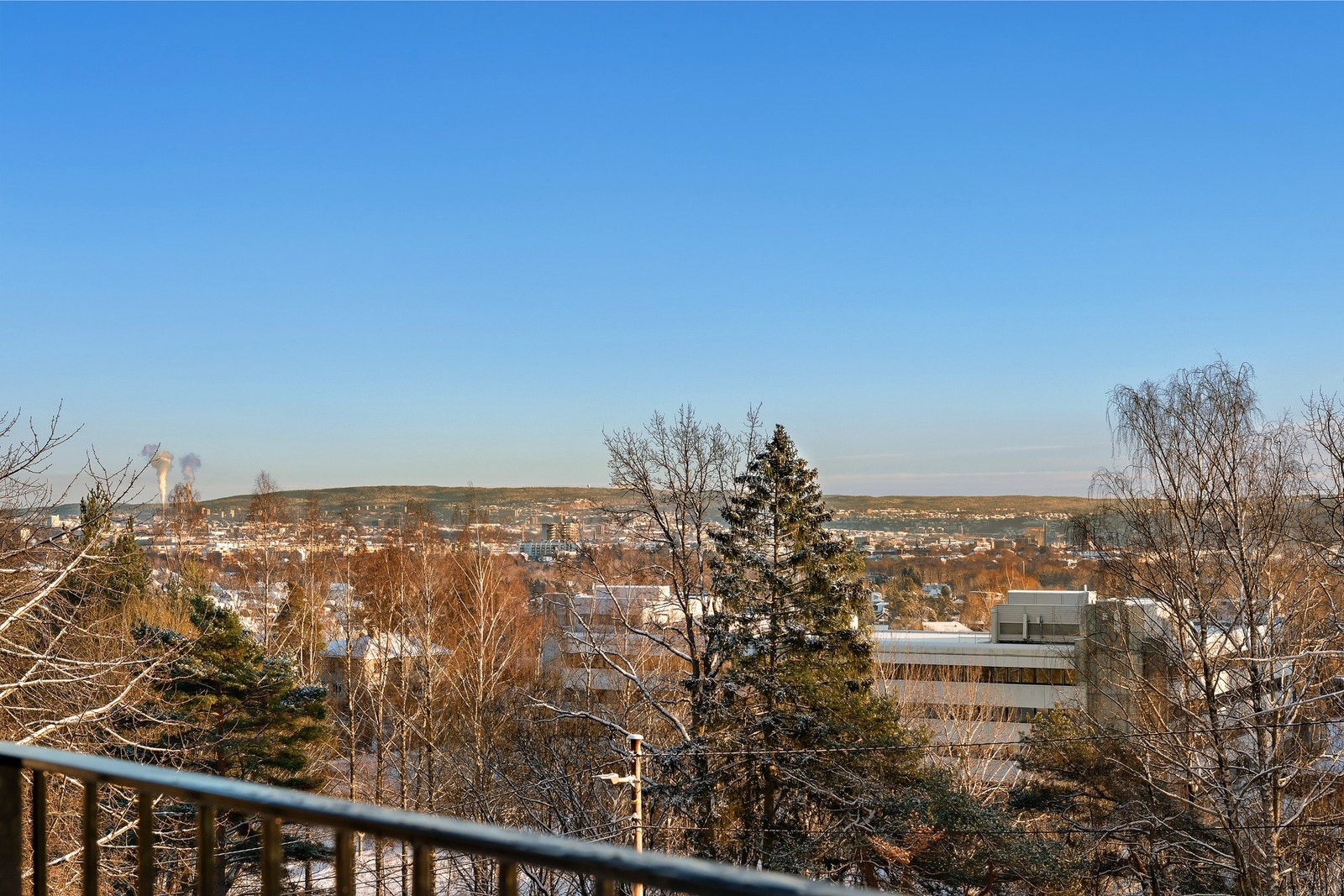 Utsiktsbilde fra balkong i 2. etasje. Galleribilde