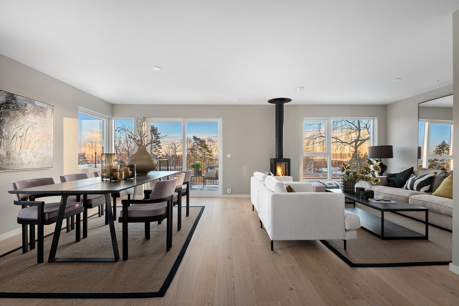 Stue med peisovn og god plass til både spise- og sofagruppe. Galleribilde