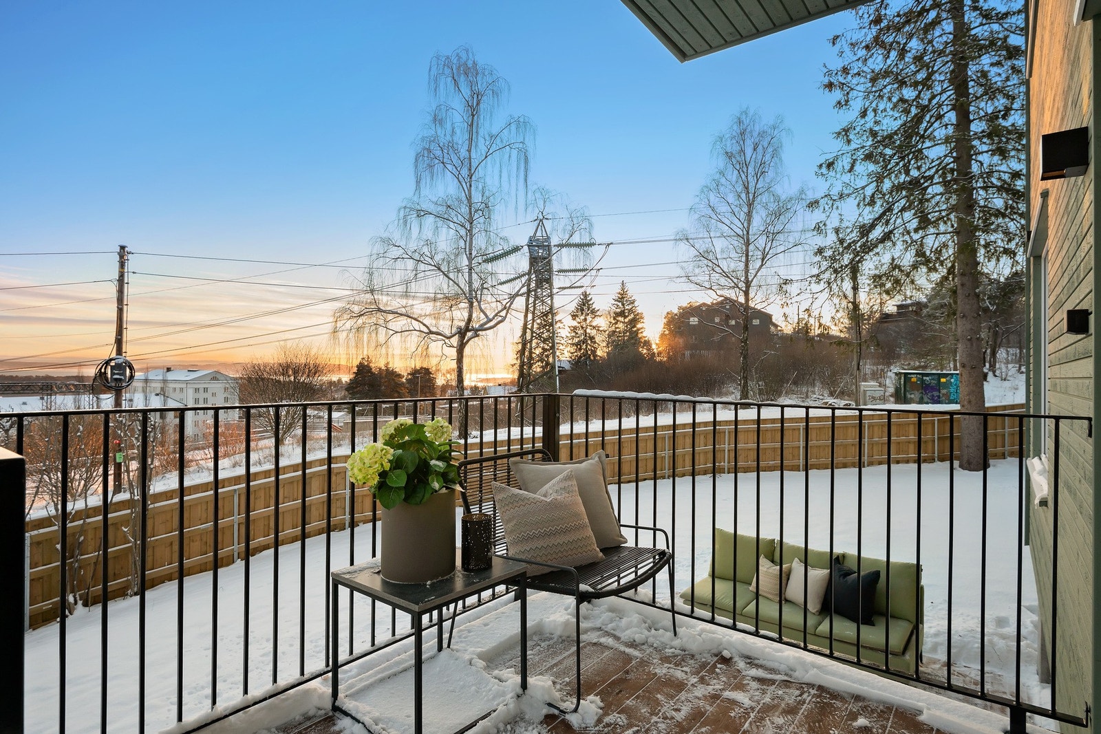 Fra terrassen i 1. etasje. Utgang fra stue. Galleribilde