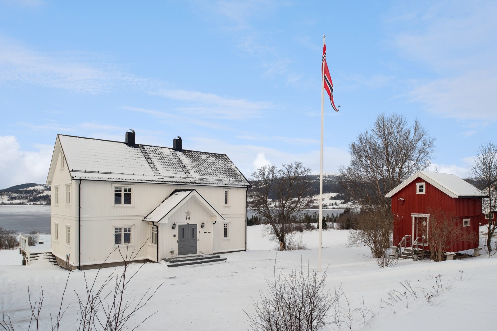 Eiendommen har et hovedhus, en stor garasje med låve og et stabbur. Galleribilde