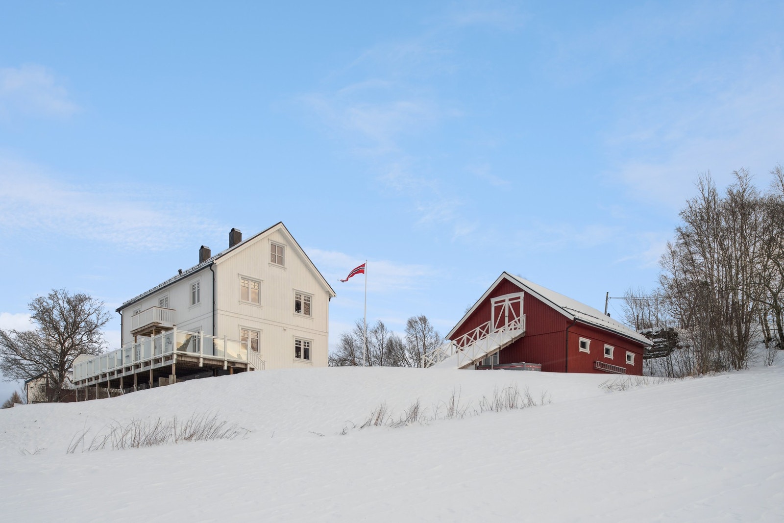 Stilren og praktfull eiendom som ligger landlig til, rett ved Selbusjøen! Galleribilde