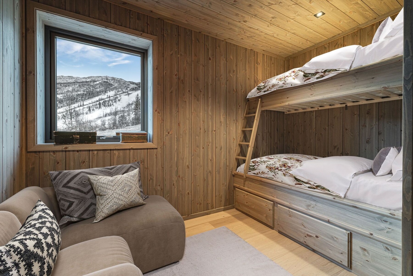 Lodgen har 4 soverom, og mulighet for å benytte TV-stue som femte soverom (foto er digitalt stylet) Galleribilde