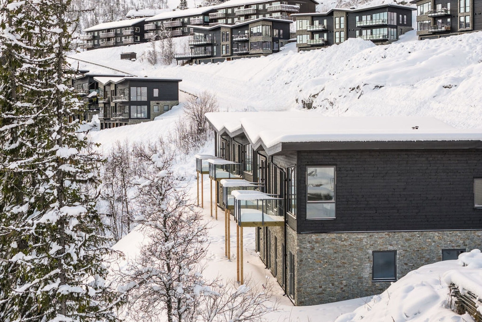 Lodgene bygges som dobbelthytter over 2 plan. Foto viser lodge 3 og 4 i første byggetrinn. Galleribilde