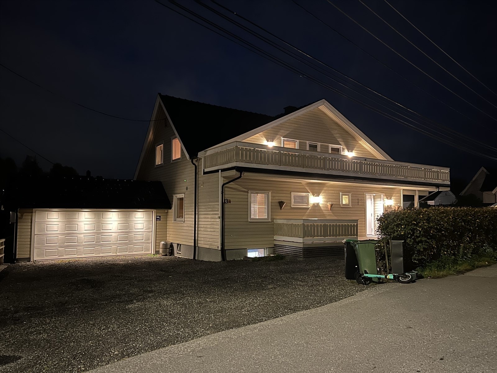 Selgers bilde av fasade på kvelden Galleribilde