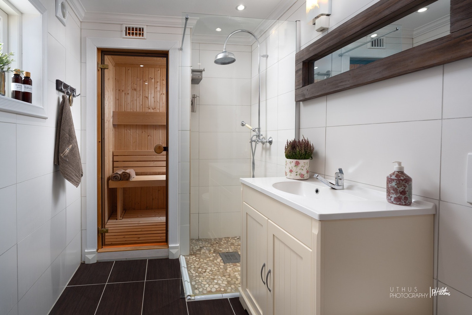 Badet er innredet med servant, toalett, dusjhjørne og tilgang til badstuen. Galleribilde