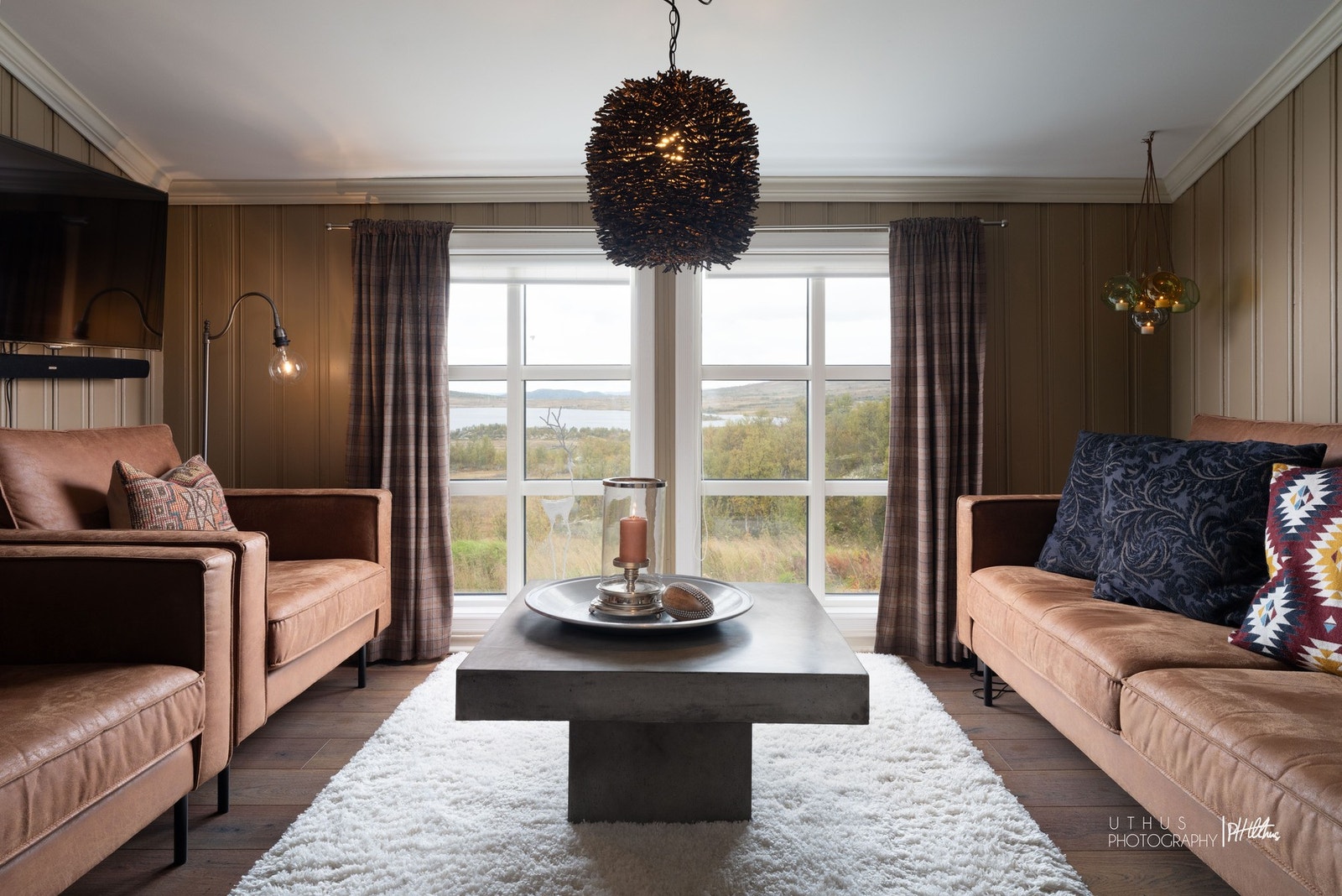 Store vindusflater slipper inn godt med naturlig lys, og rammer inn den flotte utsikten. Galleribilde