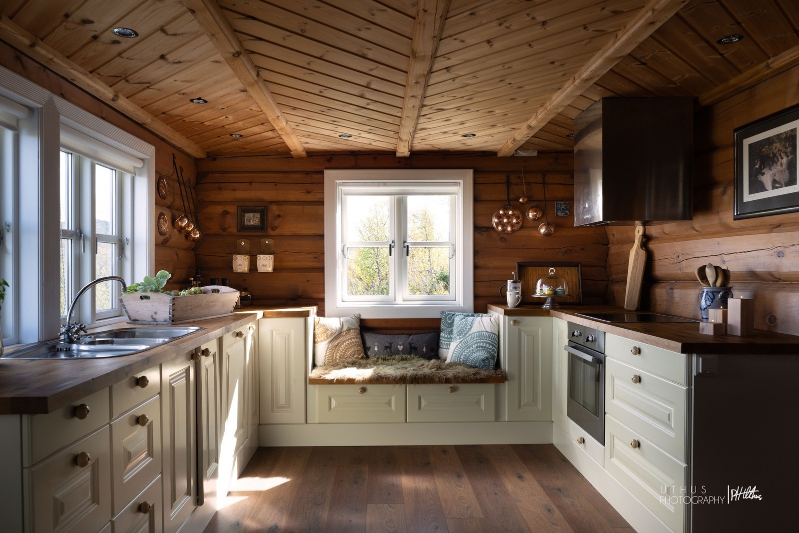 Flott kjøkken med lys innredning med profilerte fronter. Galleribilde