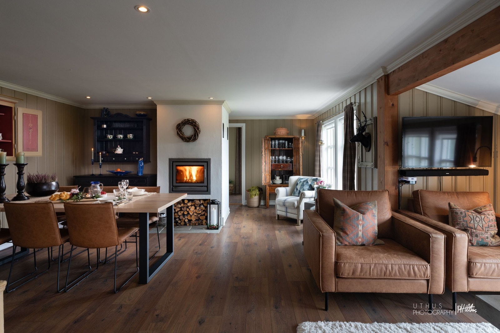 Velkommen inn! I stuen er det lune fargevalg og koselig innredning, som straks gir den rette hyttestemningen! Galleribilde