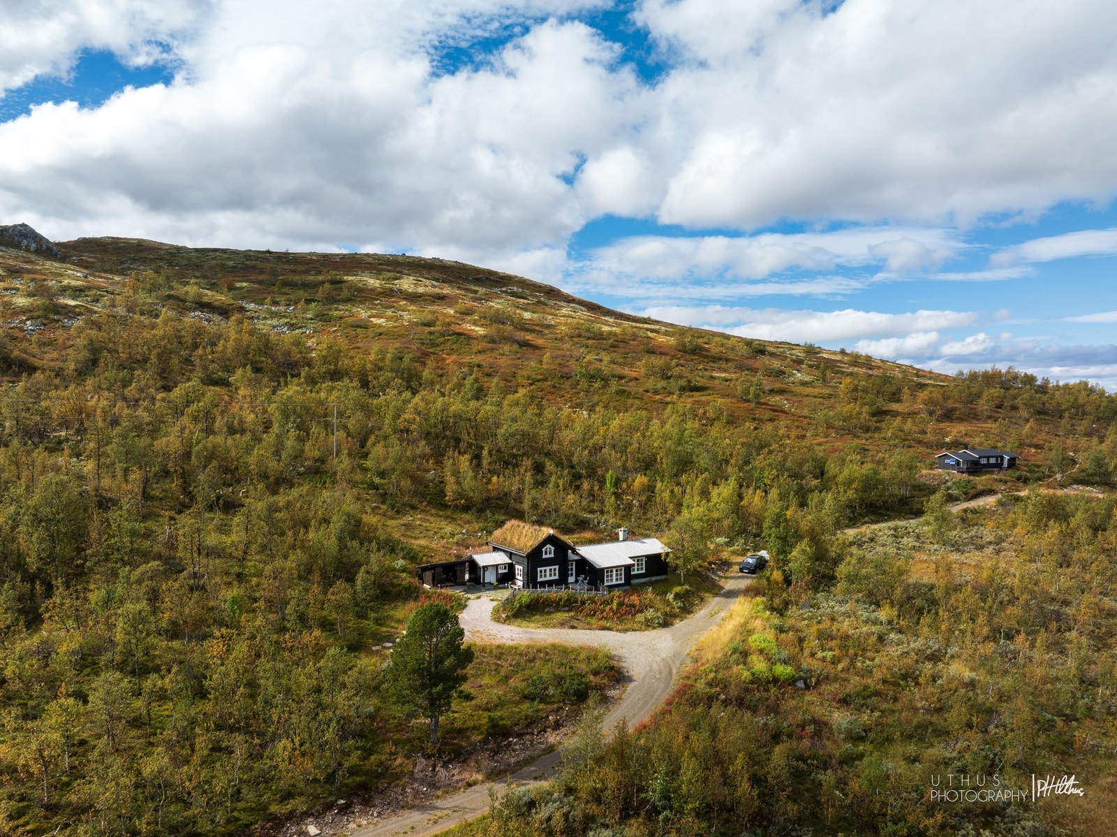 Usjenert beliggenhet med turmuligheter "rett utenfor døra". Galleribilde