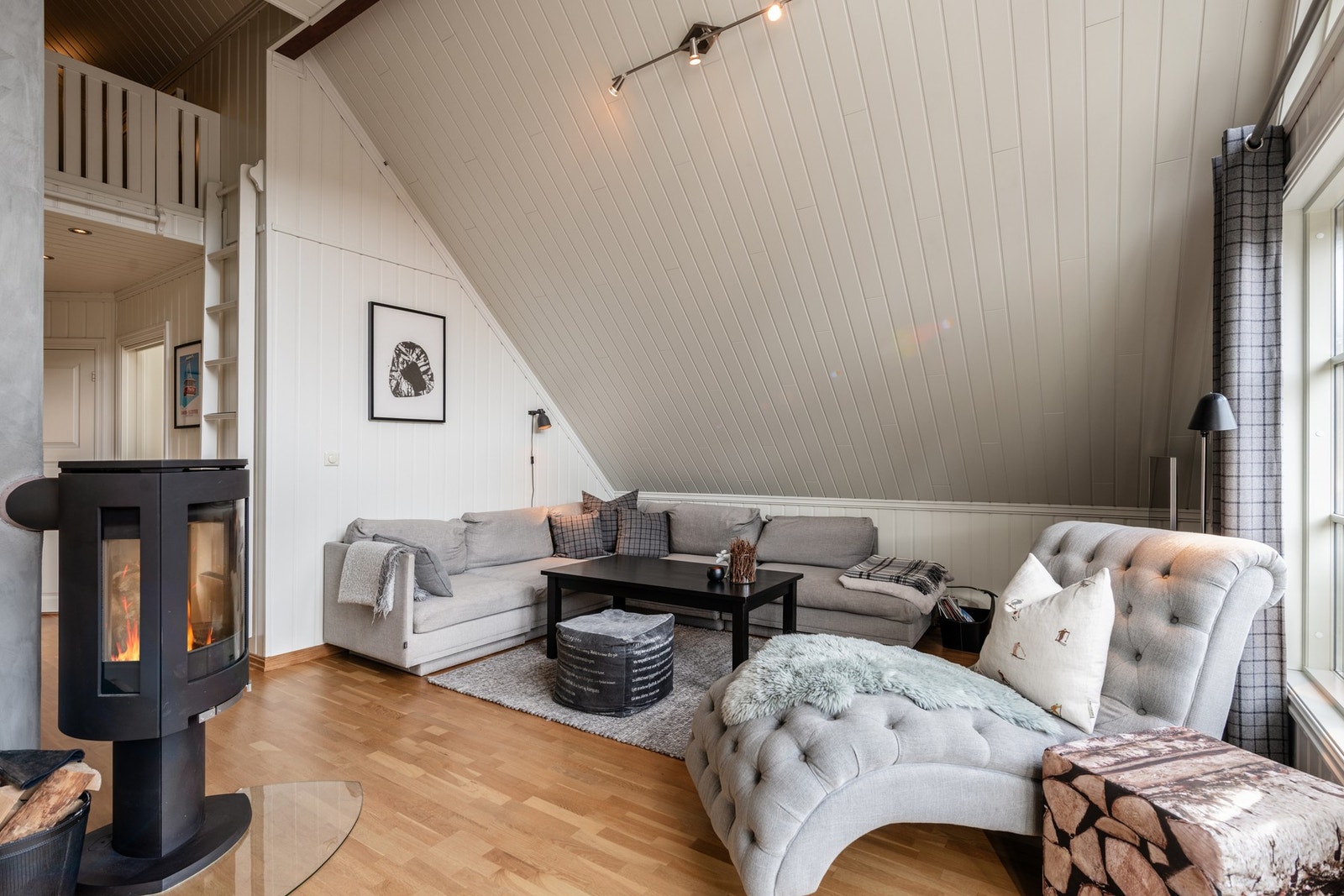 Åpen stue/kjøkken med plass til familie og venner Galleribilde