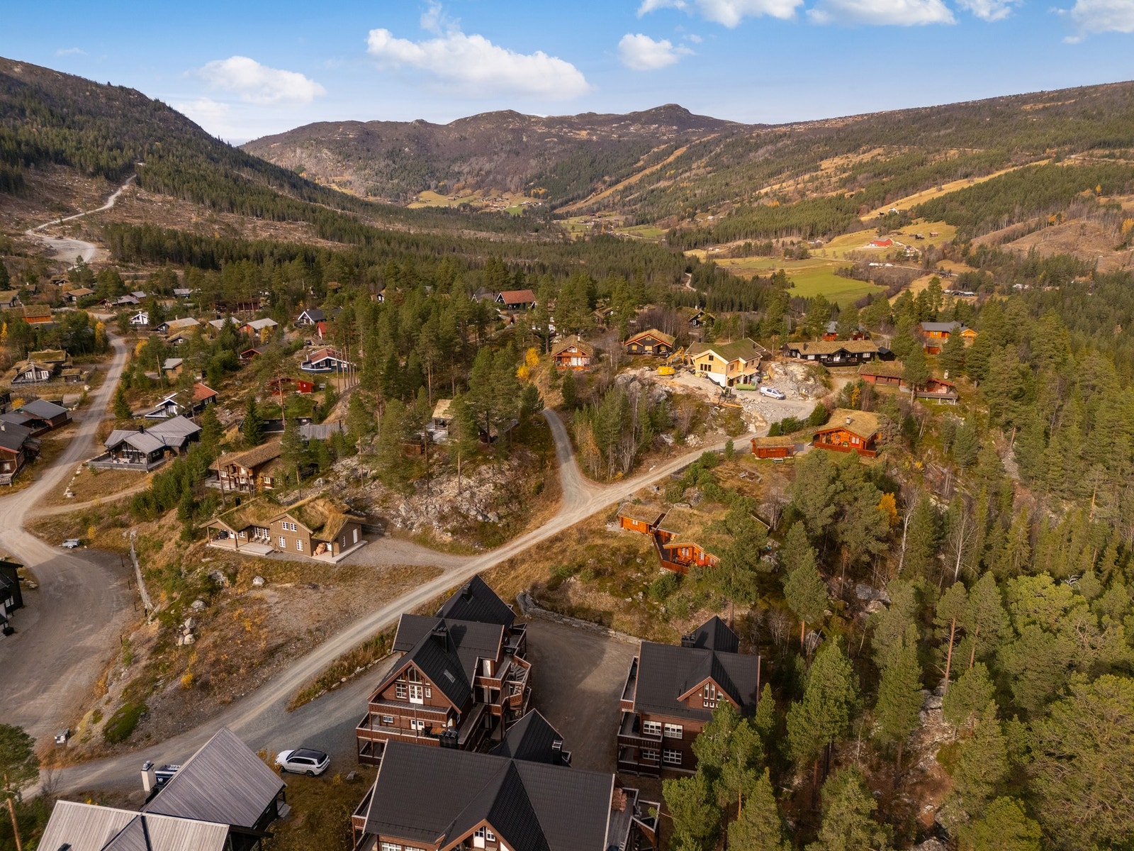 Vakre Uvdal med Høk, Fjellsnaret og Nørstebølie i bakgrunn Galleribilde