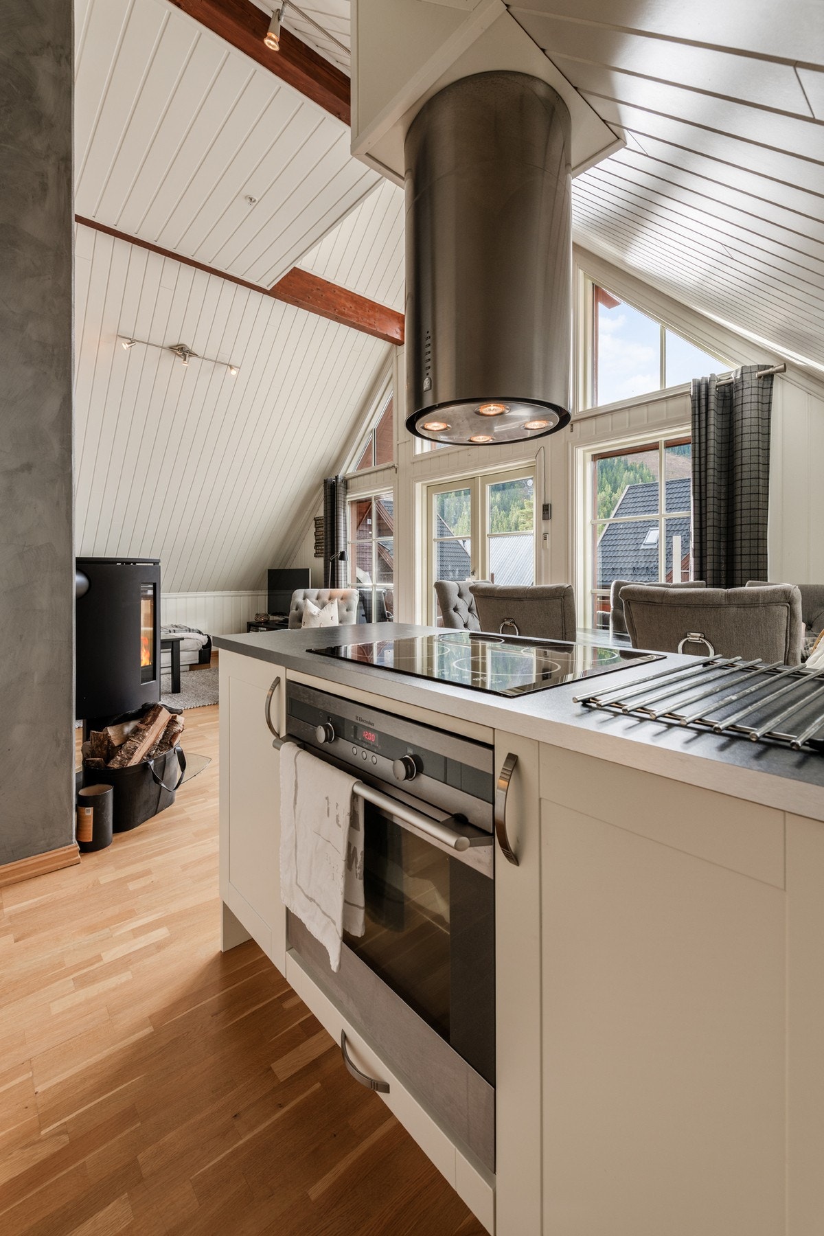 Kjøkkenøy med integrert komfyr og platetopp Galleribilde