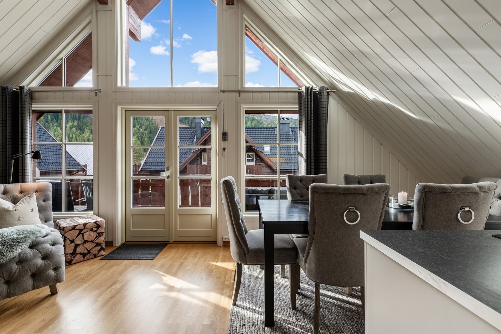 Utsikt mot skibakken - Gulv-til-tak vinduer gir maks lysinnslipp Galleribilde