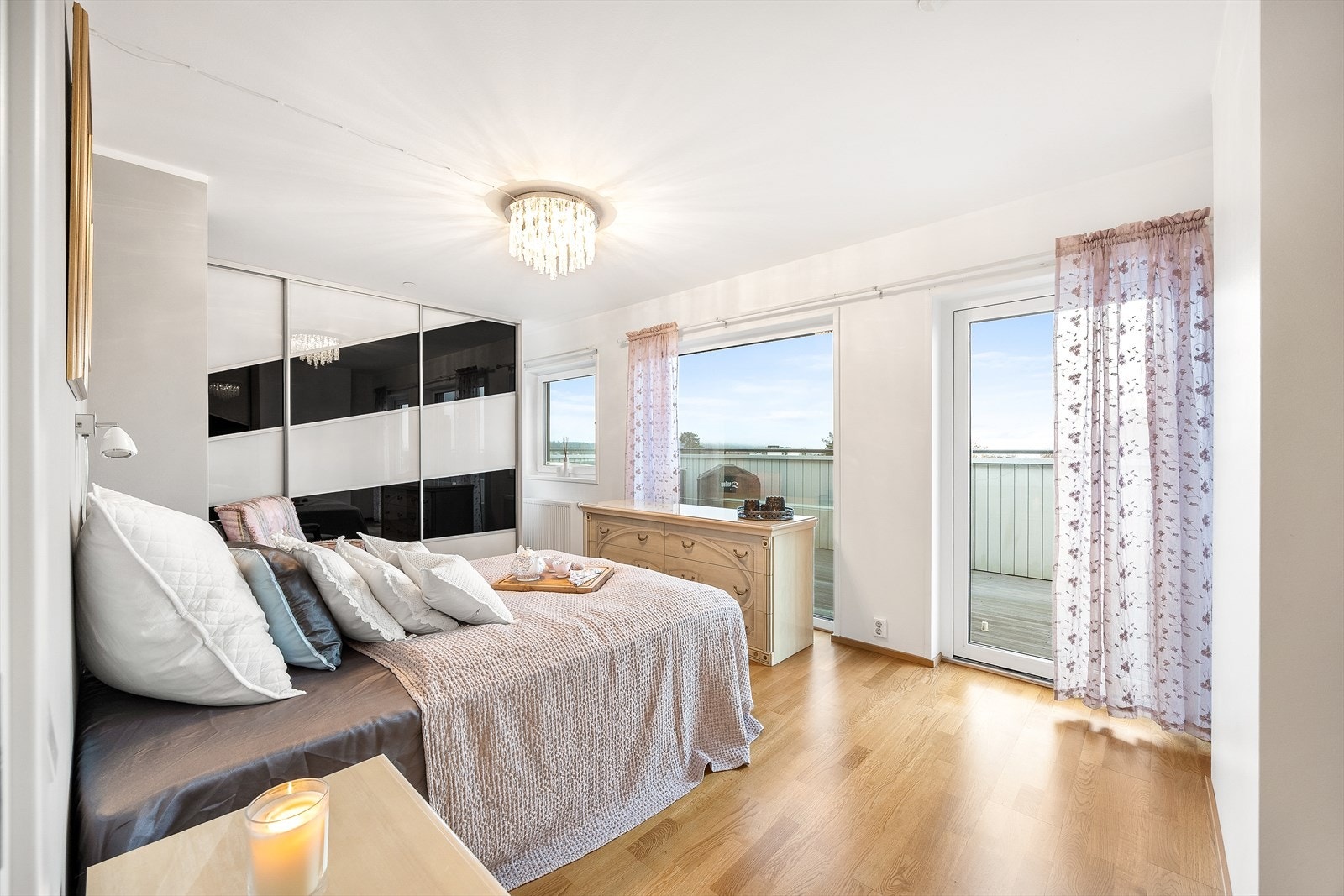 Hovedsoverommet har en sjenerøs størrelse og ligger i en egen avdeling med bad og gang. Galleribilde