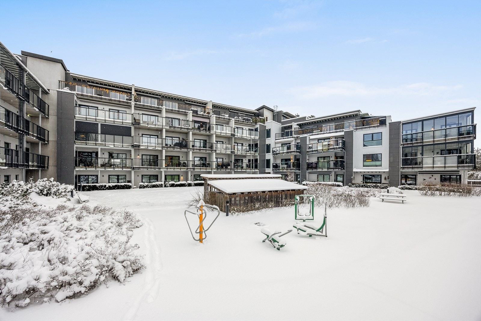 Fellesarealet består av bla. plen og beplantning, internveier, lekeapparater og hyggelige sittegrupper. Galleribilde