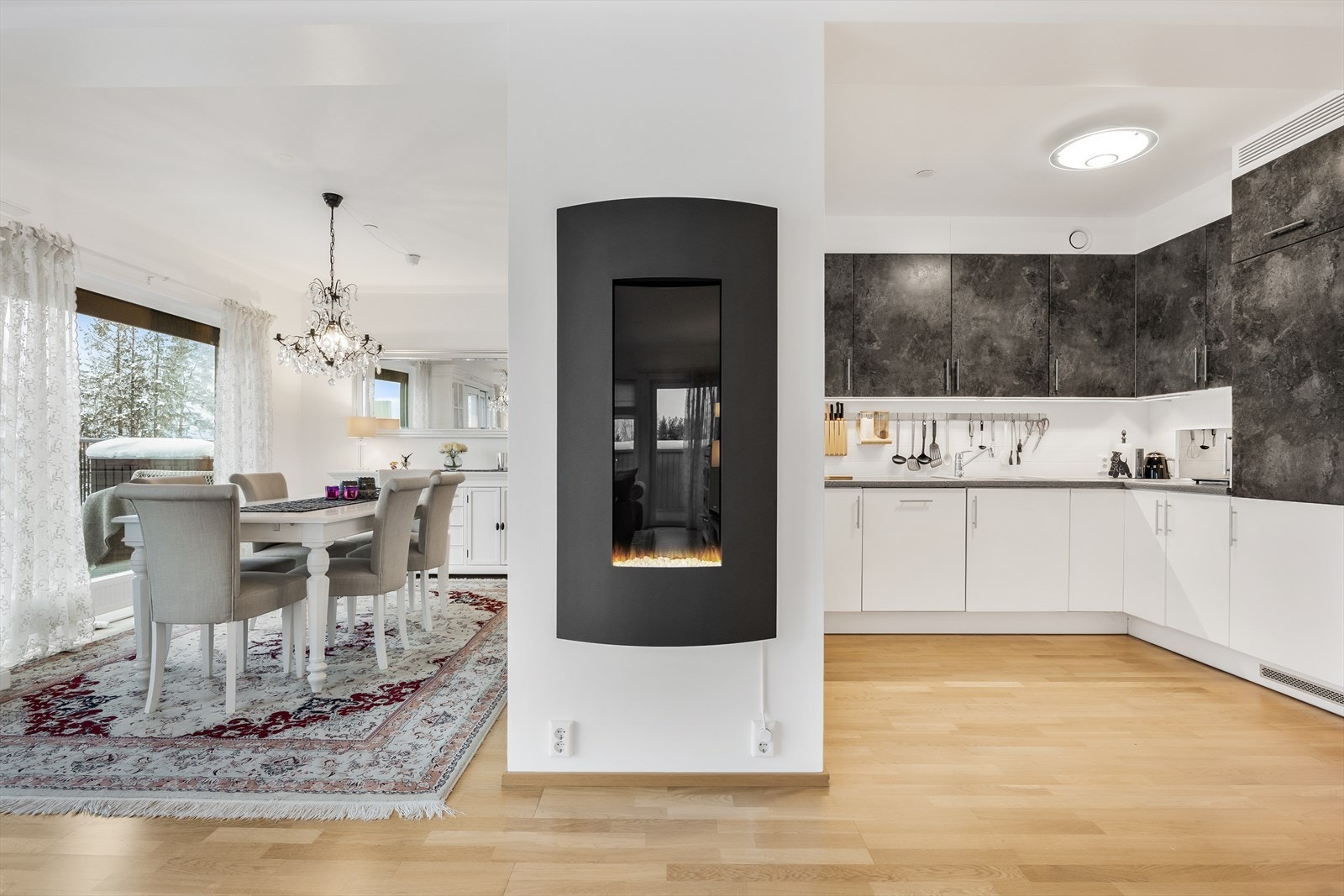 Elektrisk peis i stuen med fjernkontroll mellom kjøkkenet og spisestuen. Galleribilde