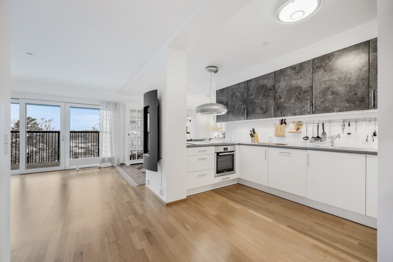 Leiligheten har et flott kjøkken med mye skap- og benkeplass og fin løsning mot spisestuen og stuen. Galleribilde