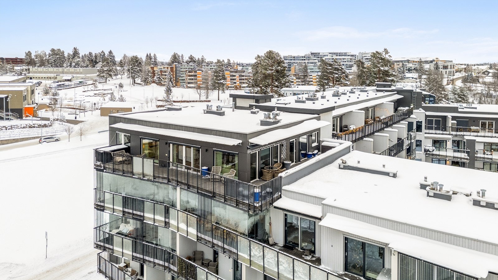 Her har du en flott hjørnebeliggenhet i toppetasjen, med stor terrasse på to sider av leiligheten uten innsyn. Galleribilde