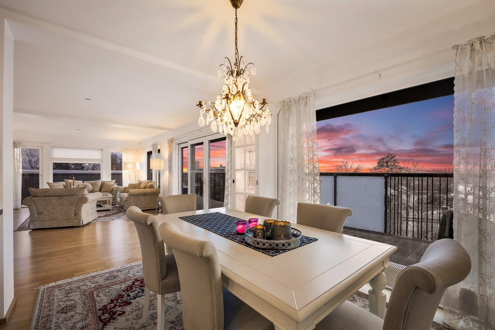 Her har du flott utsikt og god plass til stort spisestuebord og mange gjester. Galleribilde