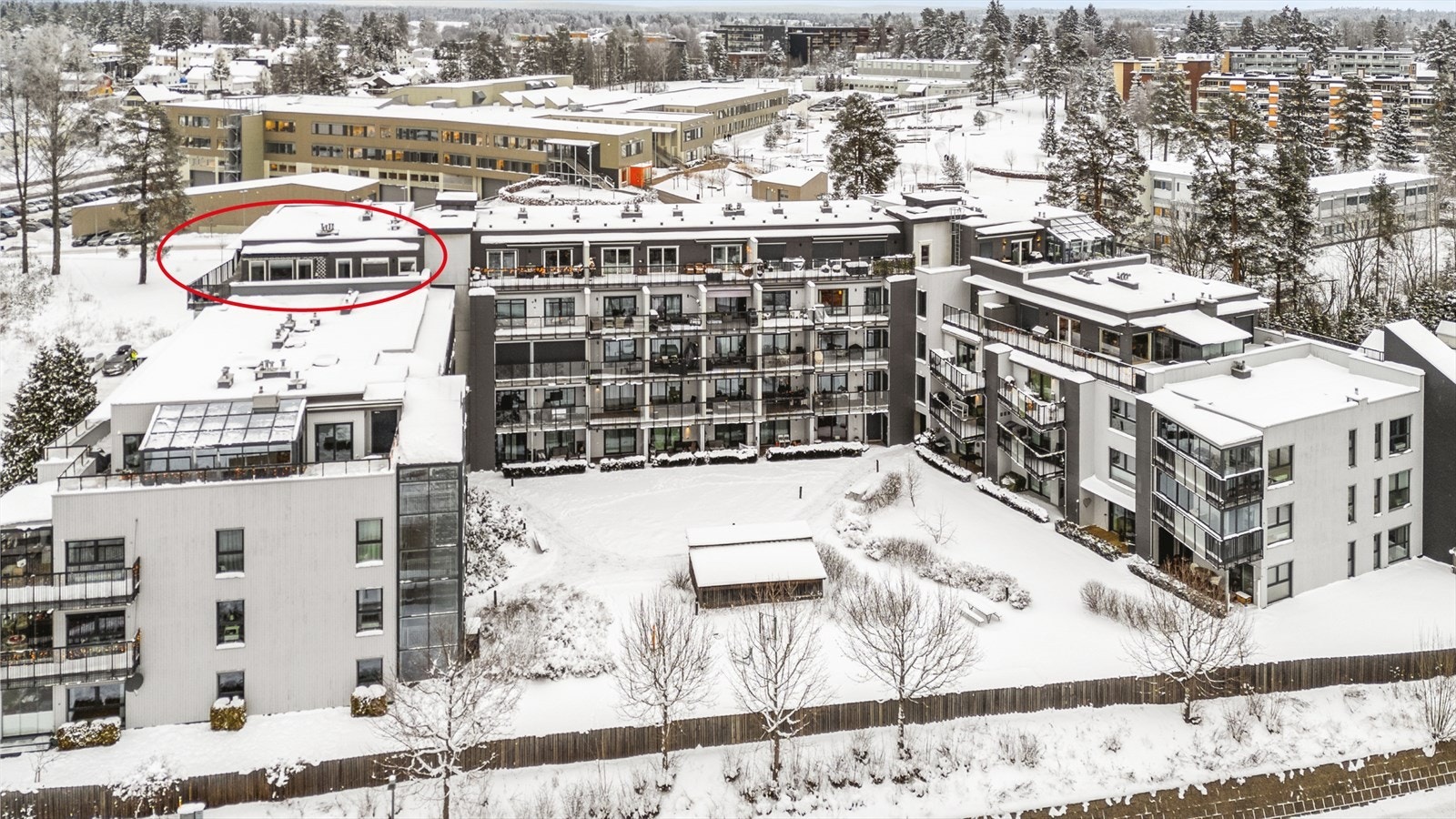 Dronefoto. Leiligheten ligger fint til i toppetasjen. Galleribilde