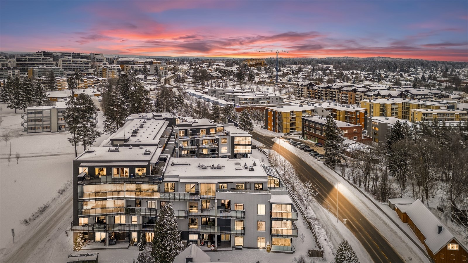 Leiligheten har en flott hjørnebeliggenhet i toppetasjen. Det er gode sol- og utsiktsforhold. Galleribilde