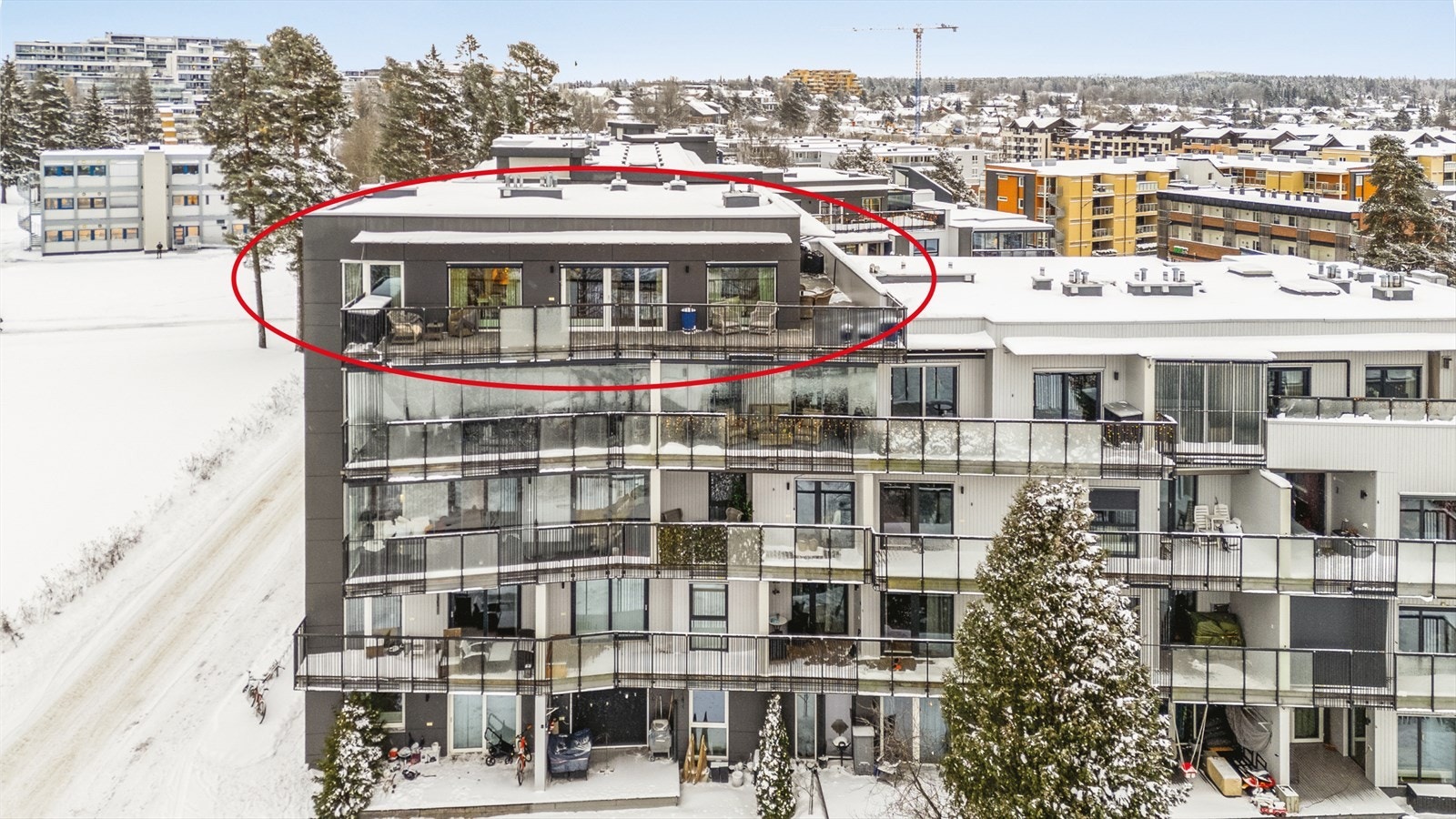 Flott usjenert beliggenhet i byggets øverste etasje. Leiligheten er avmerket på bildet. Galleribilde