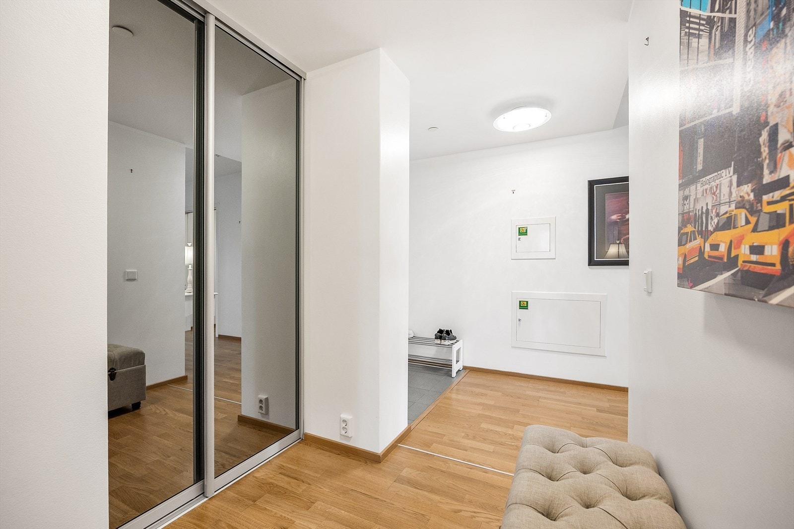 I gangen er det ytterligere en skyvedørsgarderobe med plass til yttertøy. Galleribilde