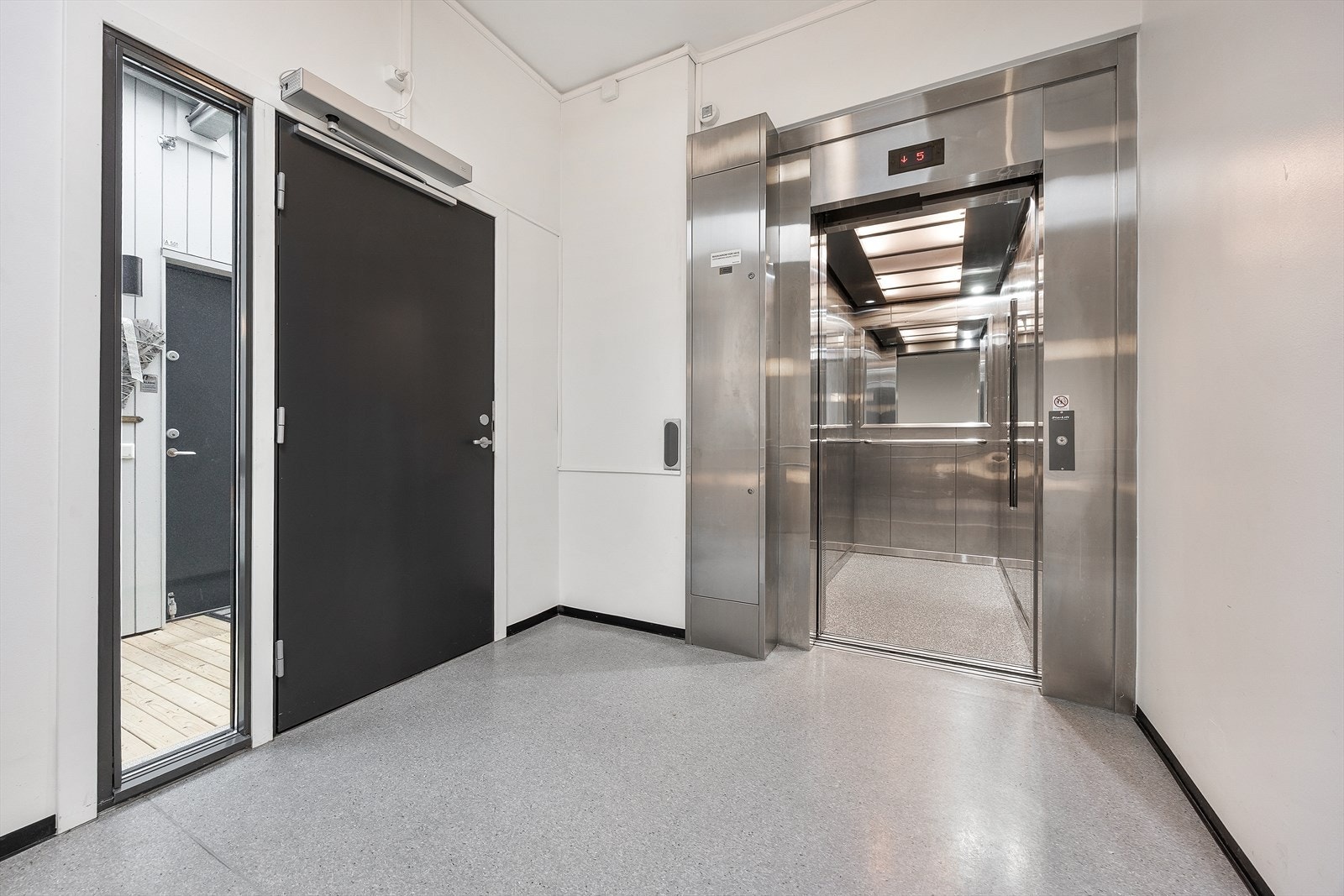 Praktisk heis i bygget - nesten rett opp til leiligheten. Galleribilde