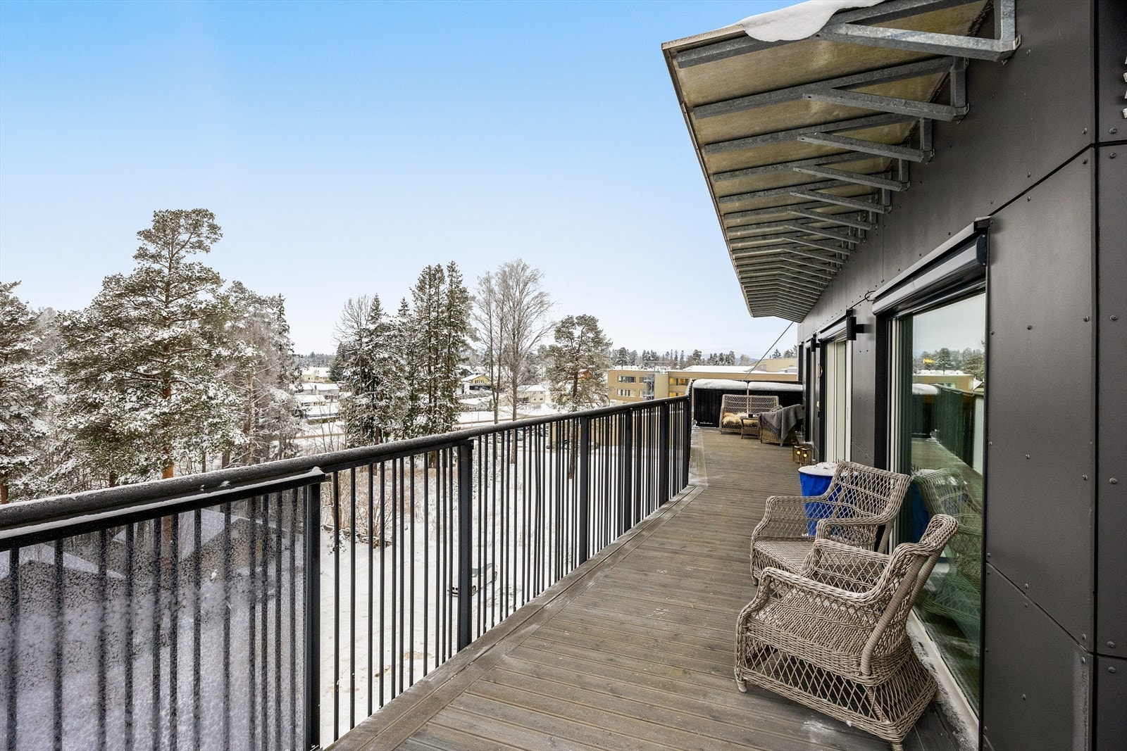 Terrassen har gode sol- og utsiktsforhold med mulighet for å flytte seg etter sola gjennom dagen. Galleribilde