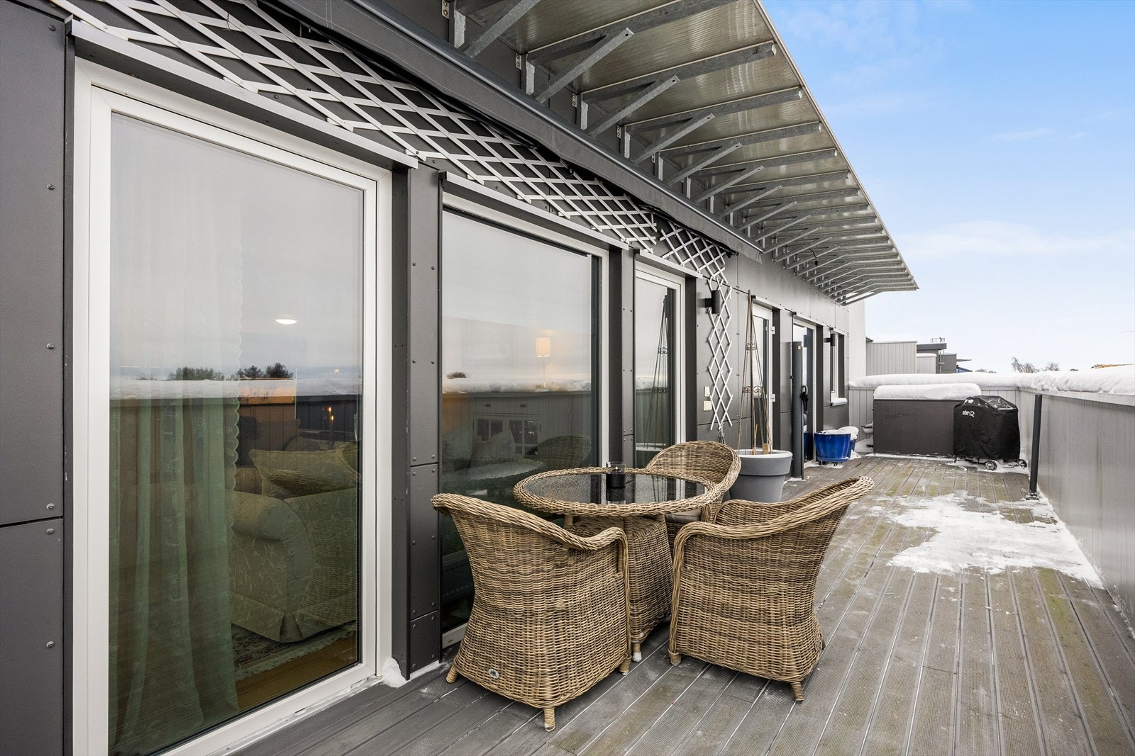 Leiligheten har en stor terrasse på hele 62 kvm som strekker seg rundt to sider, og har adkomst fra flere rom. Galleribilde