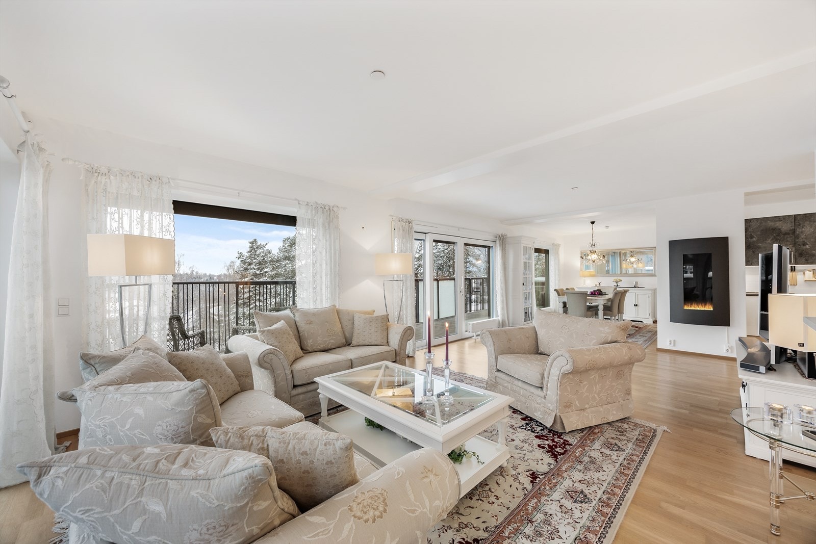 Hele rommet er gjennomgående og har parkett på gulv, og malte veggoverflater. Galleribilde