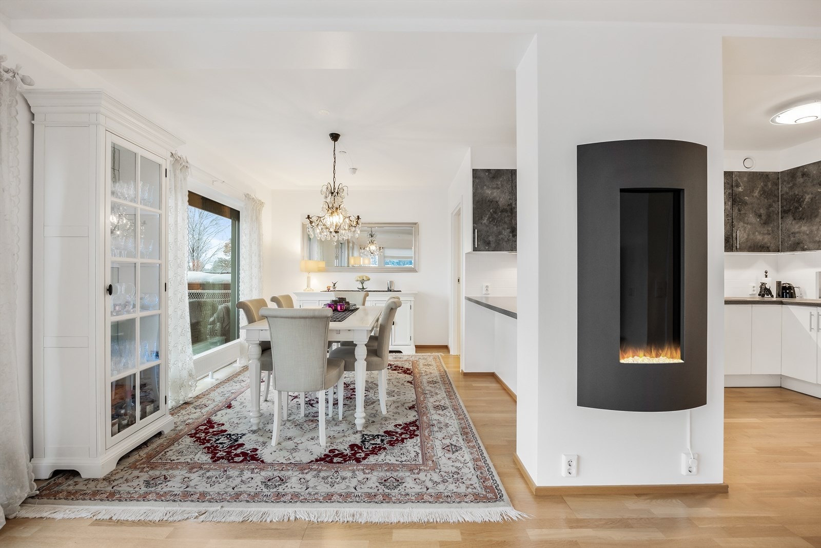 Lys og trivelig spisestue. Galleribilde