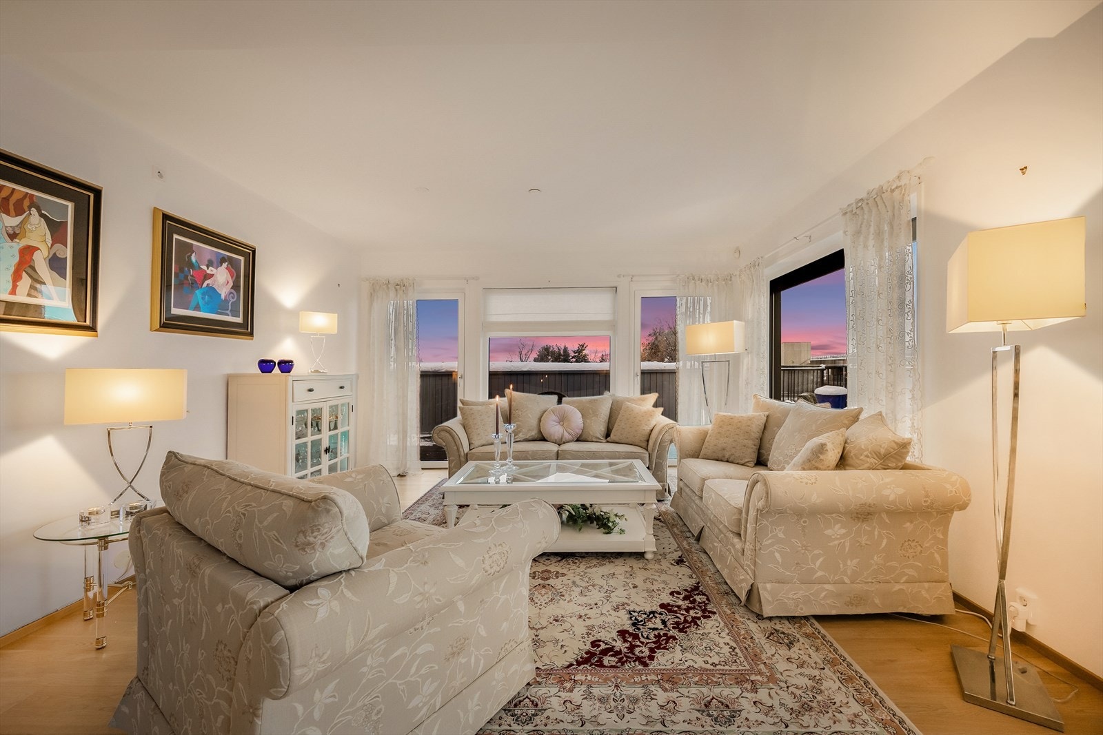 Stuen er også lys og romslig med god plass til det man måtte ønske av salongmøblement. Galleribilde