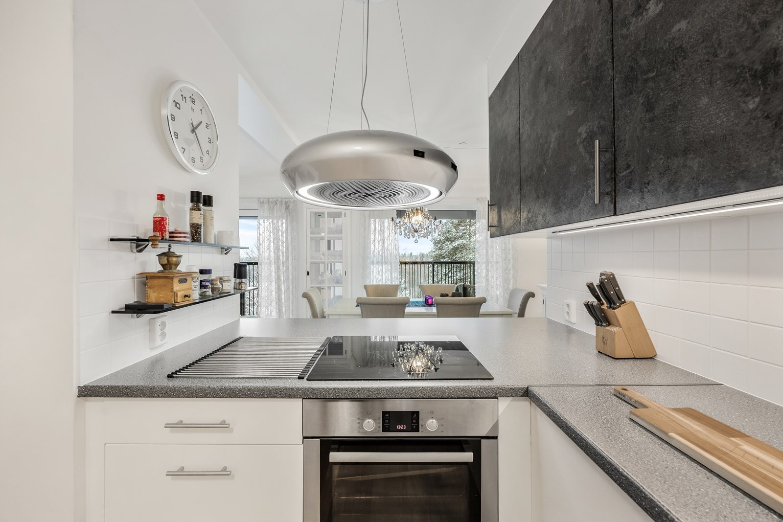 Her får man også integrerte hvitevarer som kjøl- og fryseskap, oppvaskmaskin, platetopp og stekeovn. Galleribilde