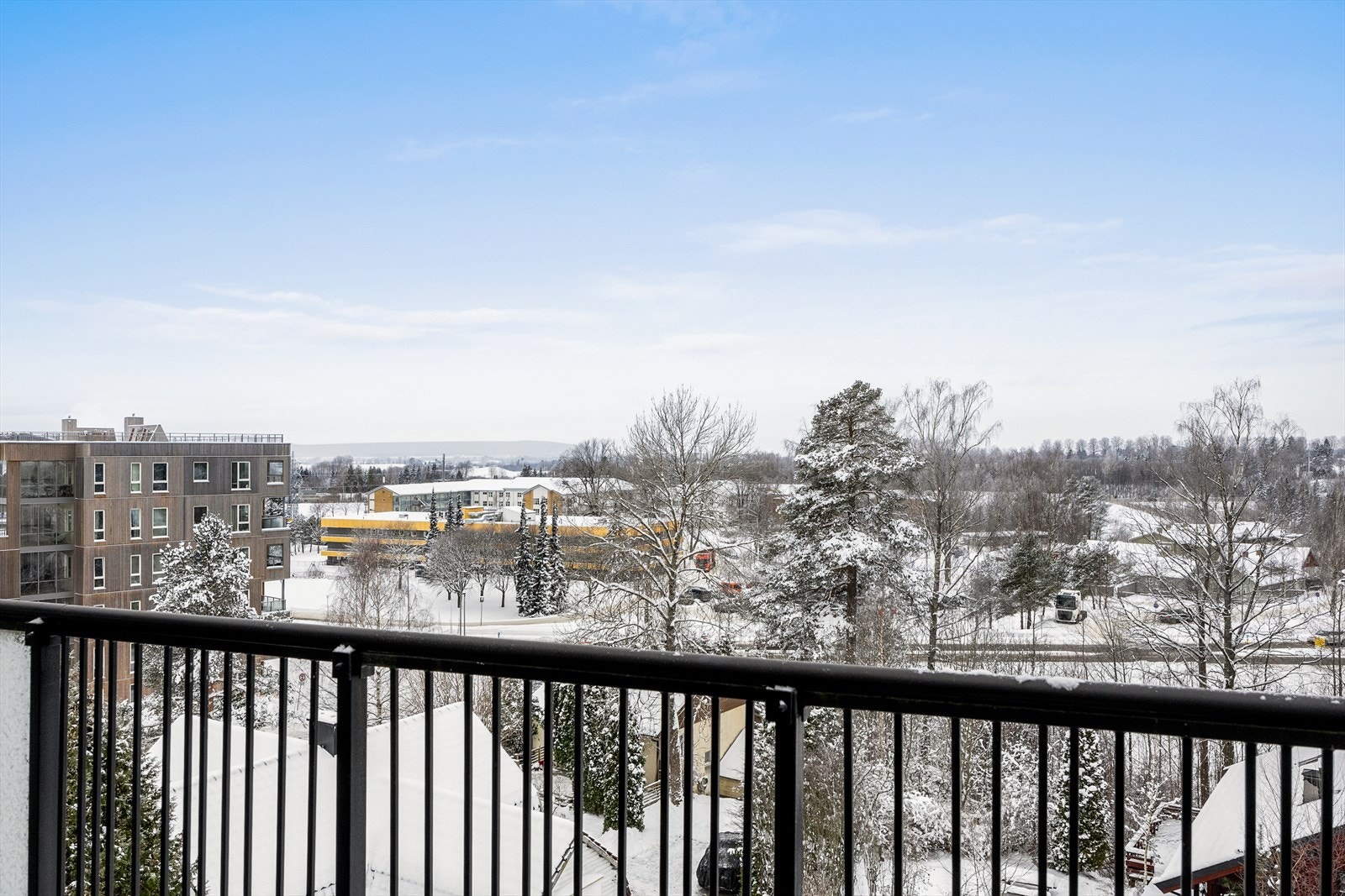 Nydelig utsikt mot Romerikeåsen, med mulighet til å se flyene lande og ta av fra Oslo Lufthavn. Galleribilde