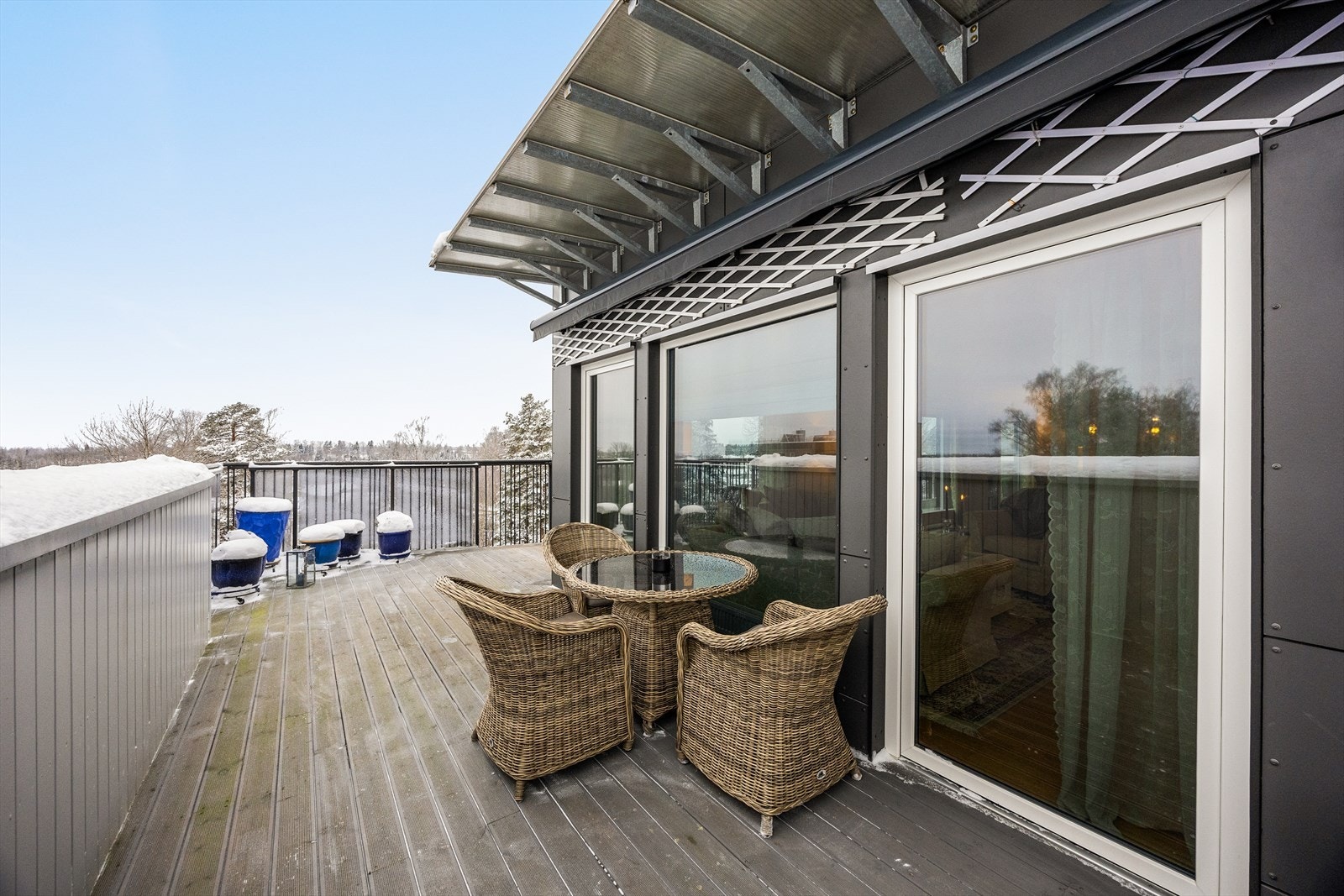 Terrassen har markise. Galleribilde