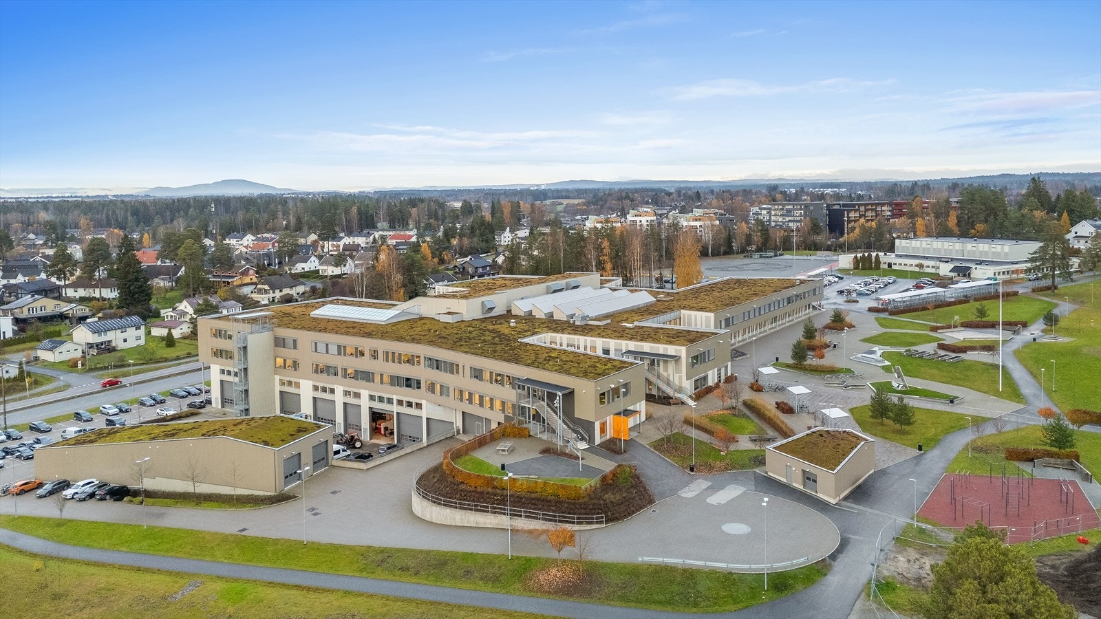 På naboeiendommen ligger Jessheim videregående skole. Galleribilde