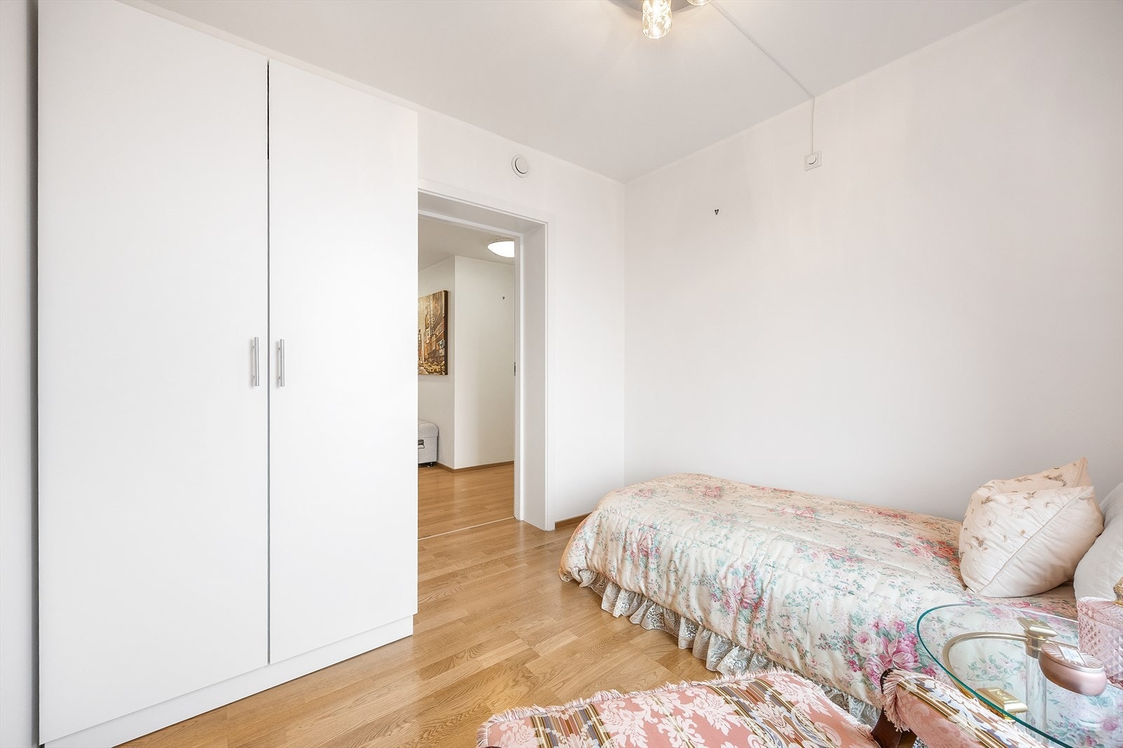 Soverom med tilhørende garderobeskap. Galleribilde