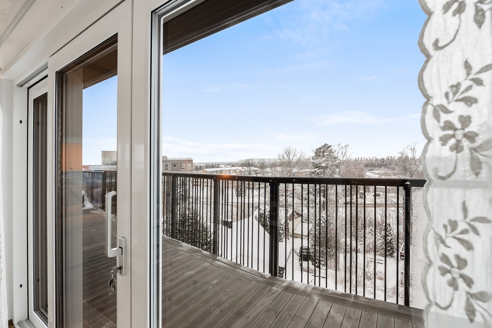 Utgang til terrassen via flere skyvedører. Galleribilde