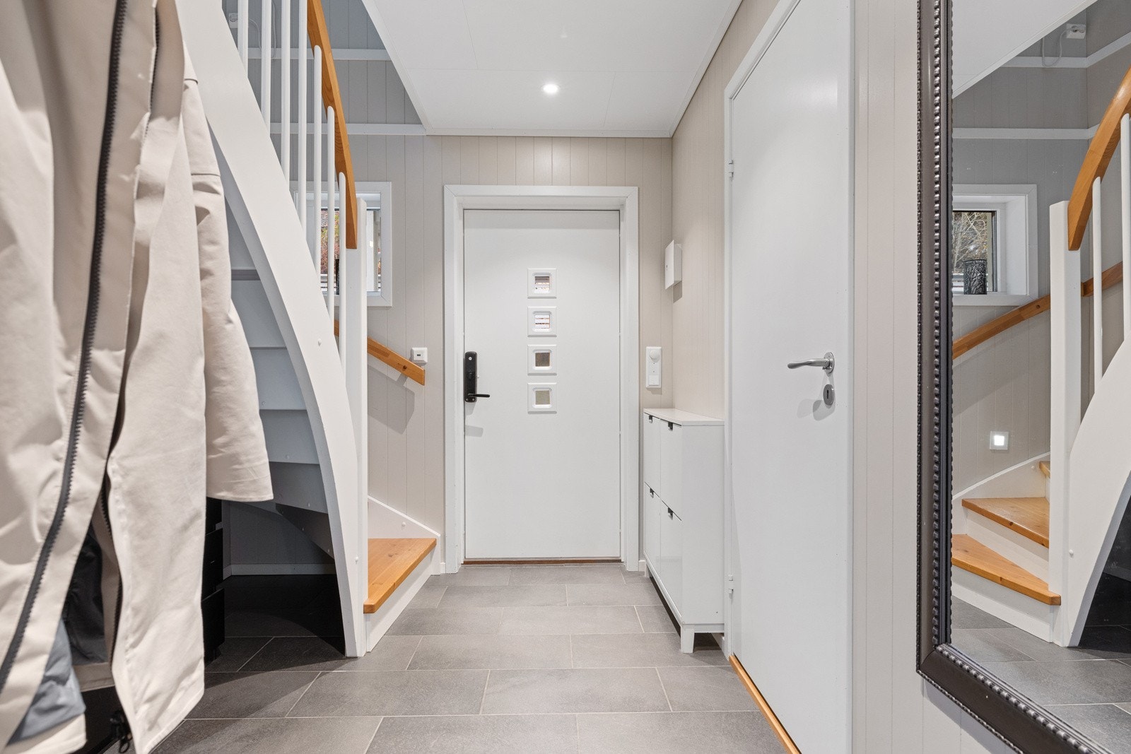 Velkommen inn! Flislagt gang med varmekabler i gulvet. Galleribilde